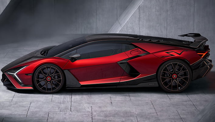 Lamborghini Revuelto SV side shot