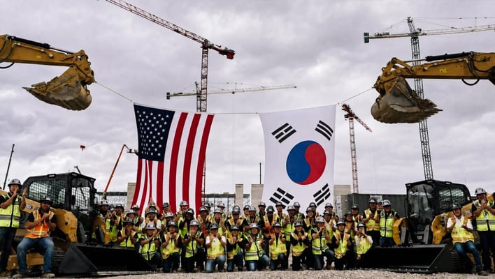 Construction workers at SK hynix's Indiana site.