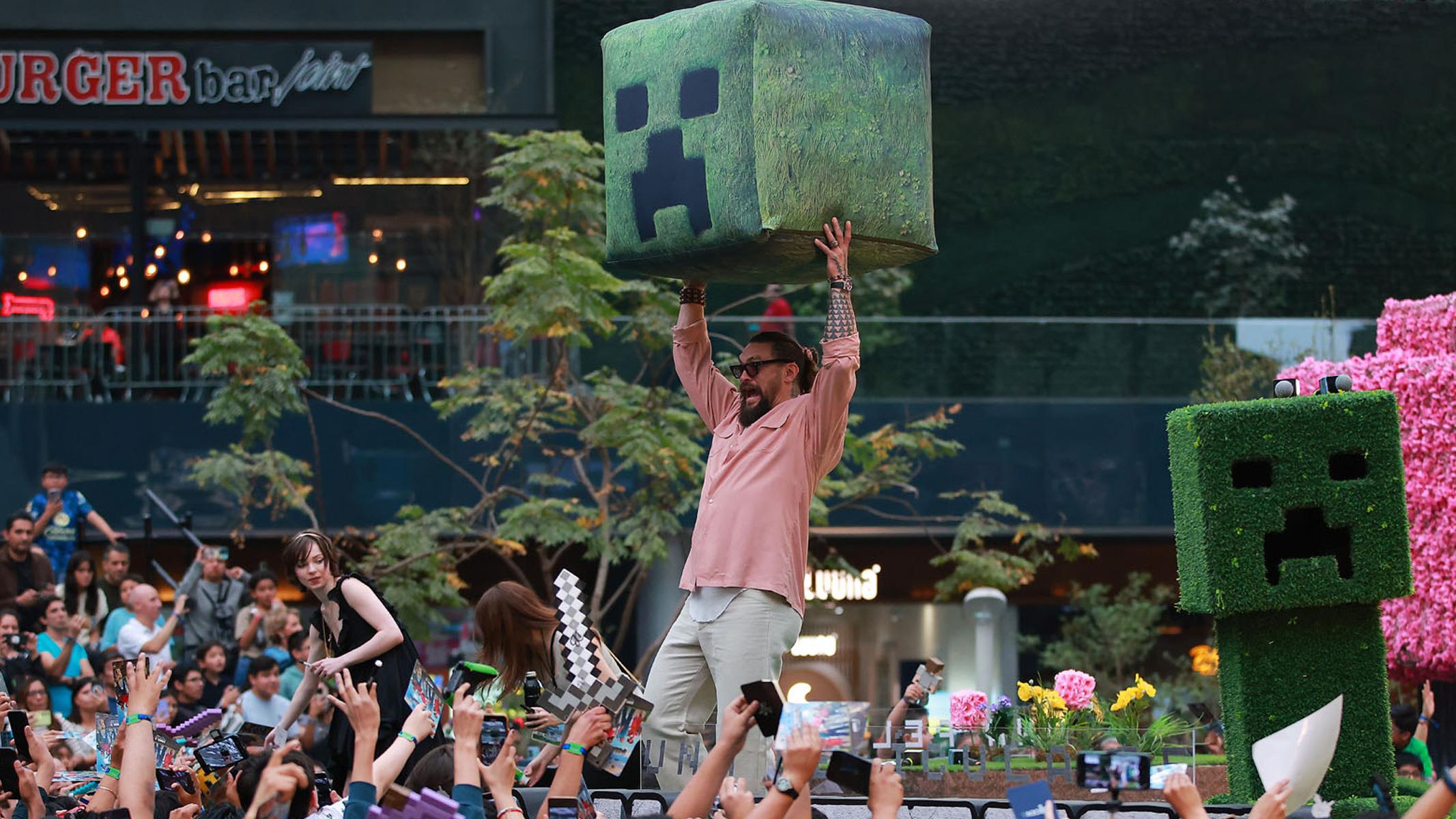 https://images.hothardware.com/contentimages/newsitem/71806/content/16x9_2133x1200_highres-minecraft-jason-mamoa.jpg