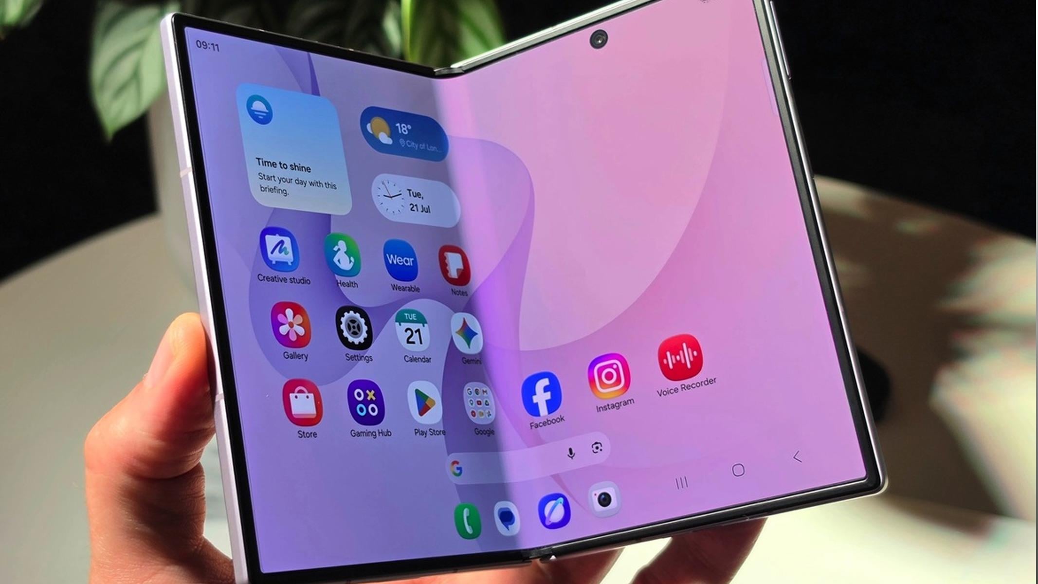 https://images.hothardware.com/contentimages/newsitem/71945/content/16x9_2133x1200_highres-samsung-galaxy-z-fold-8-ultra.jpg
