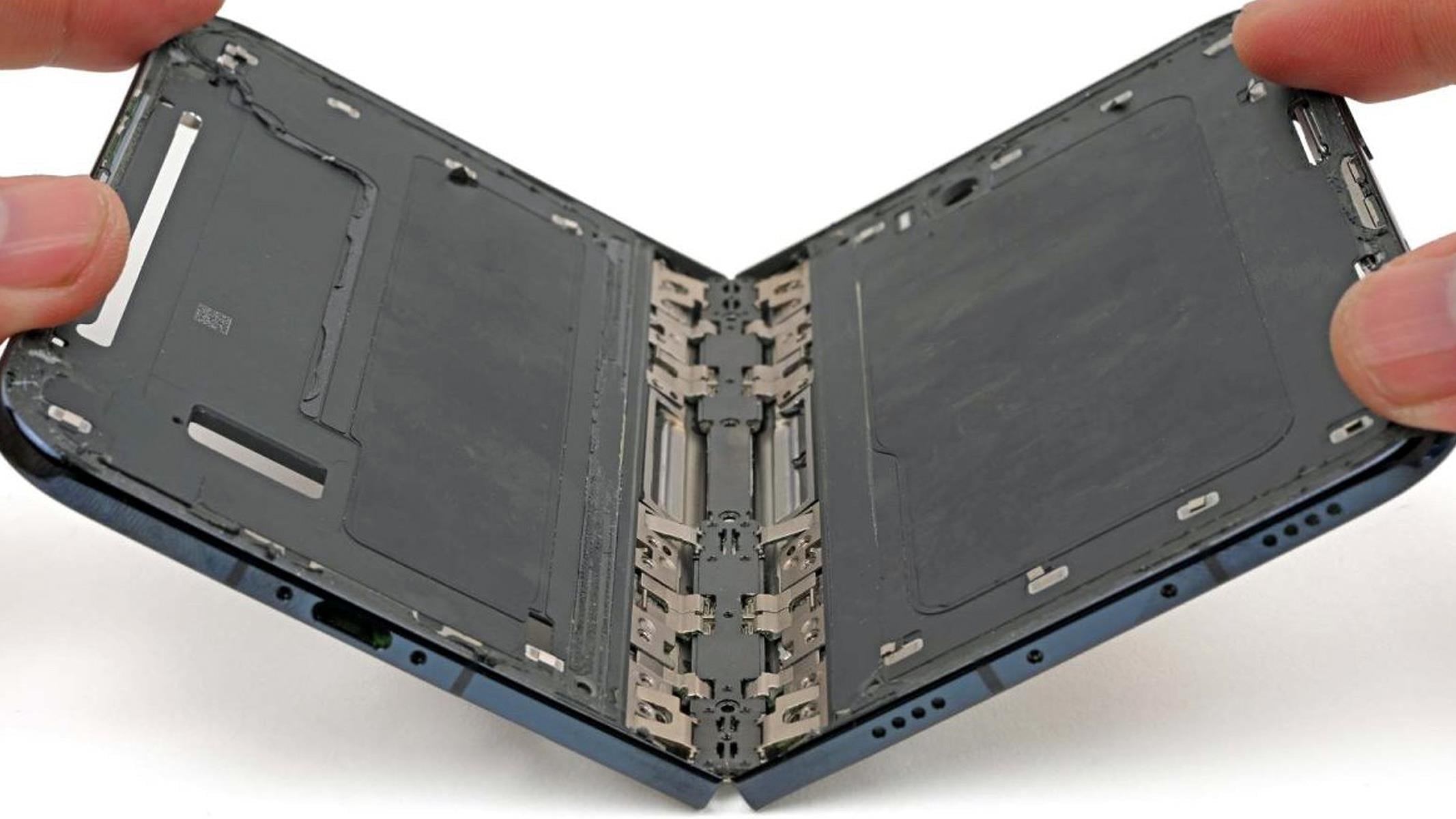 https://images.hothardware.com/contentimages/newsitem/71951/content/16x9_2133x1200_highres-apple-iphone-duo-teardown-hinge.jpg
