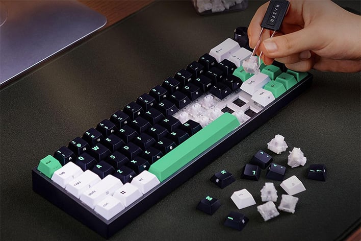 Razer Reclusa Mini 65% switches and keys.